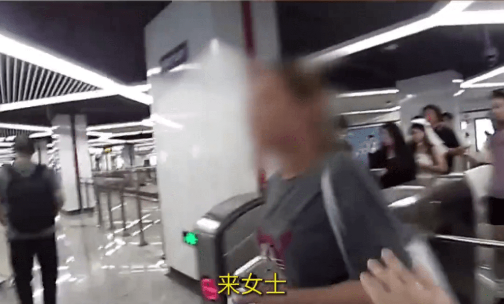22岁女通缉犯跨省追星到上海睇时代少年团演唱会,地铁一出闸即被捕。 22岁女通缉犯跨省追星到上海睇时代少年团演唱会,地铁一出闸即被捕。