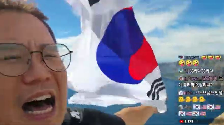 韓國網紅Girit直播在長白山景區展示韓國國旗及唱國歌。YouTube＠시수기릿