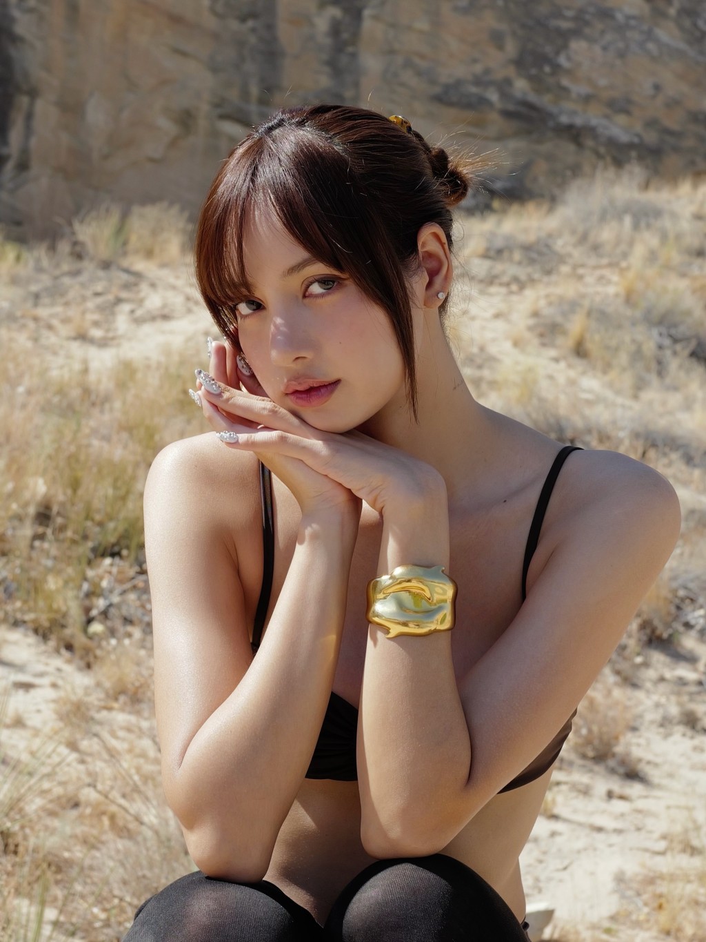 Lisa托腮的近照，眼神電力十足。