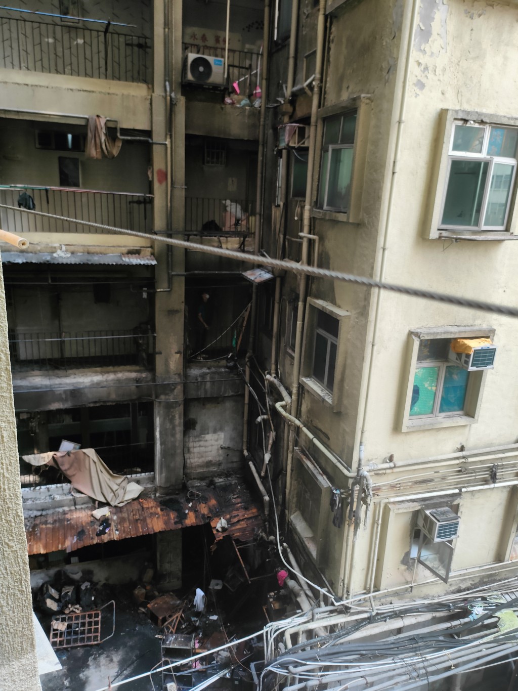 大厦火场天井位严重焚毁，并波及一楼至三楼楼层。