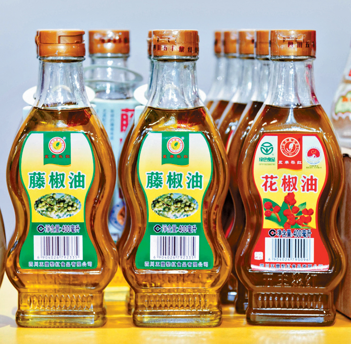 五豐行積極擴大自家品牌的影響力，圖為五豐黎紅出品的藤椒油及花椒油。