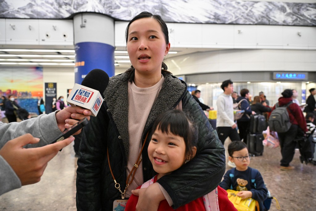到福建探親的吳小姐認為，到內地比平常旅行花費少。
