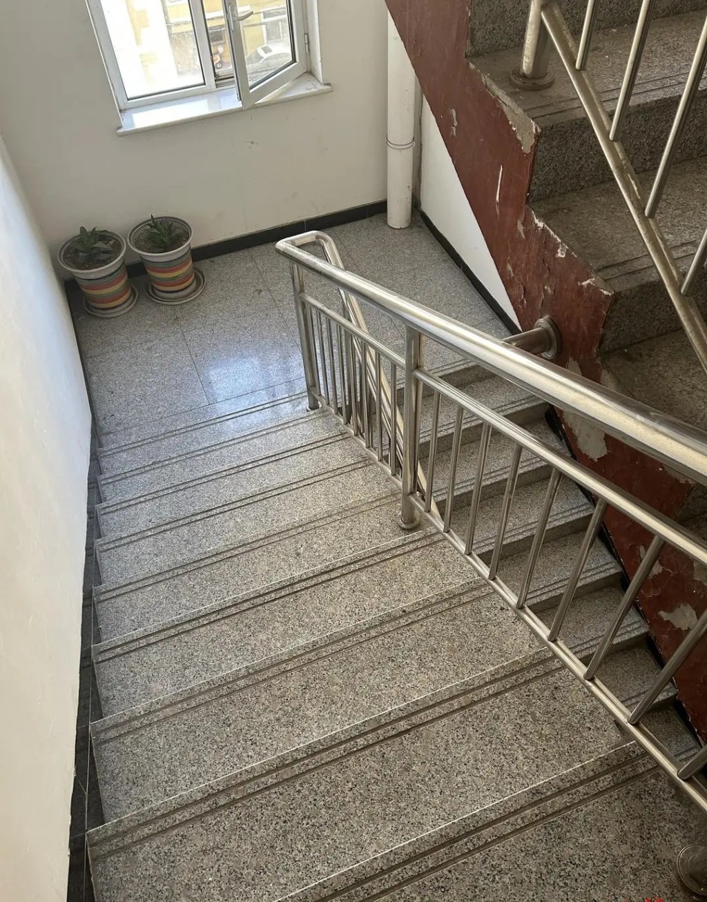 死者居住的樓宇只有樓梯，沒有升降機。紅星新聞