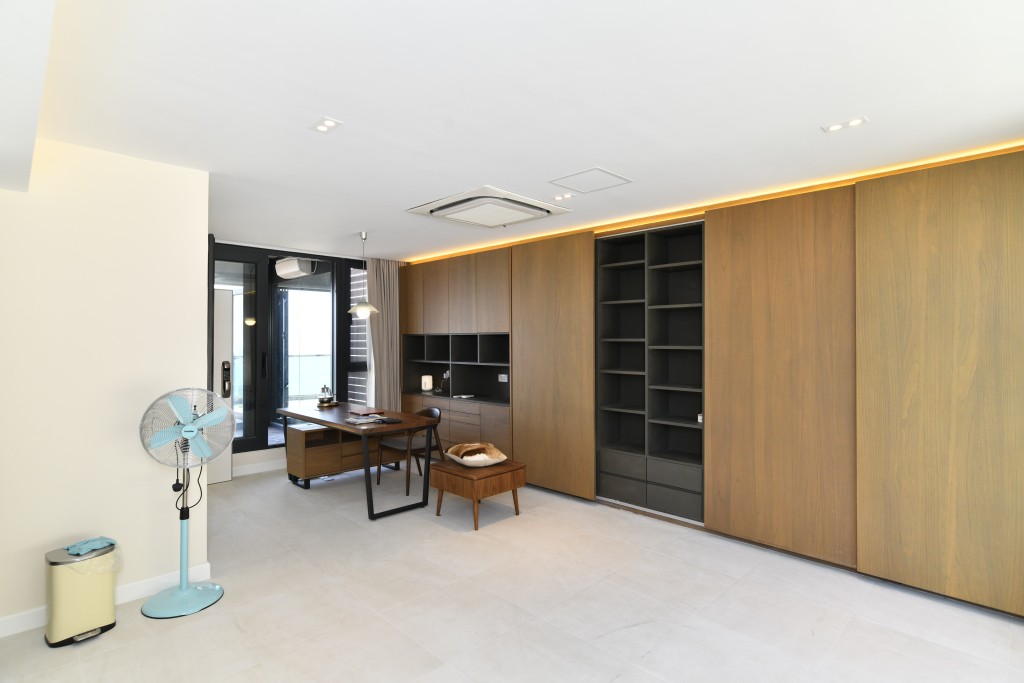 房間設有額外空間作工作間，一側訂造入牆櫃。