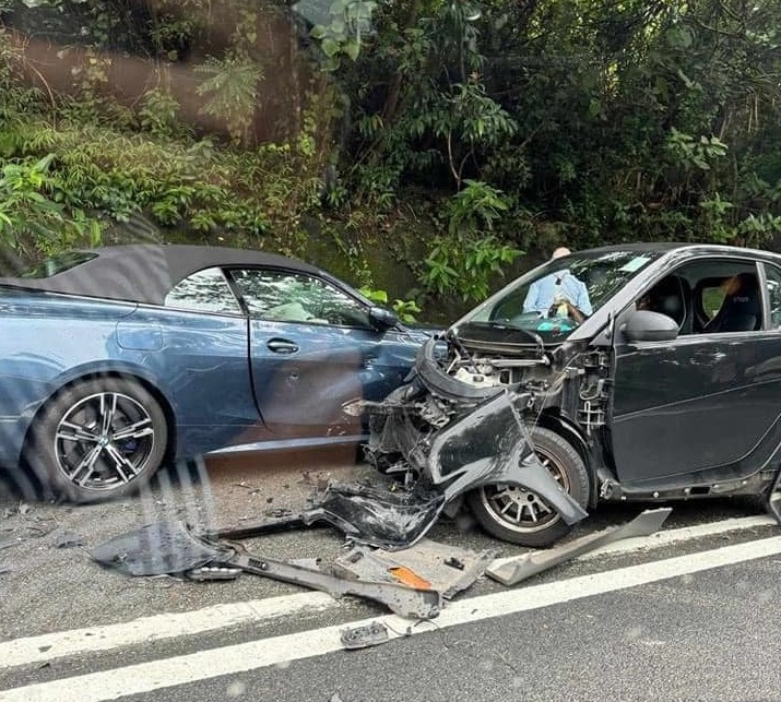 私家車車頭盡毀。fb馬路的事討論區圖片