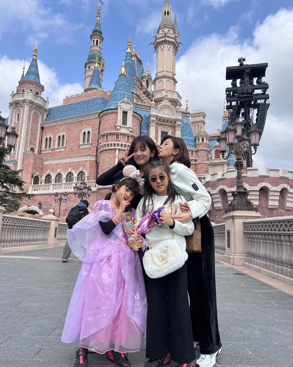 賈靜雯與三個女兒到上海的主題樂園玩。