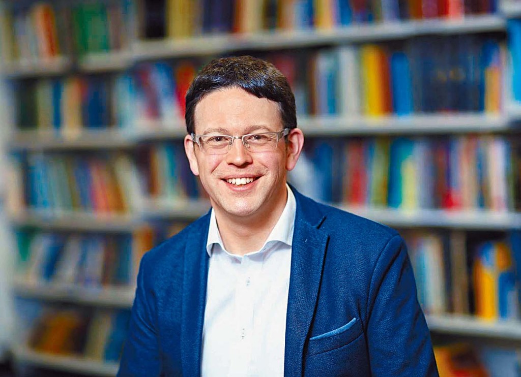 Dr. James Abdey倫敦大學環球課程副學術總監及LSE統計學系副教授。