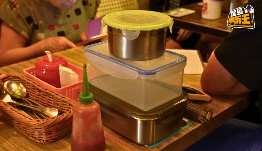 不少光顾餐厅的客人也养成了自备餐盒习惯。