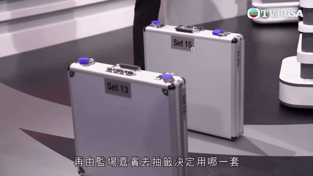 目前六合彩每次攪珠現場均會準備兩套一樣的彩球，再由監場嘉賓去抽籤決定用哪一套。（TVB節目《香港25個第一》截圖）