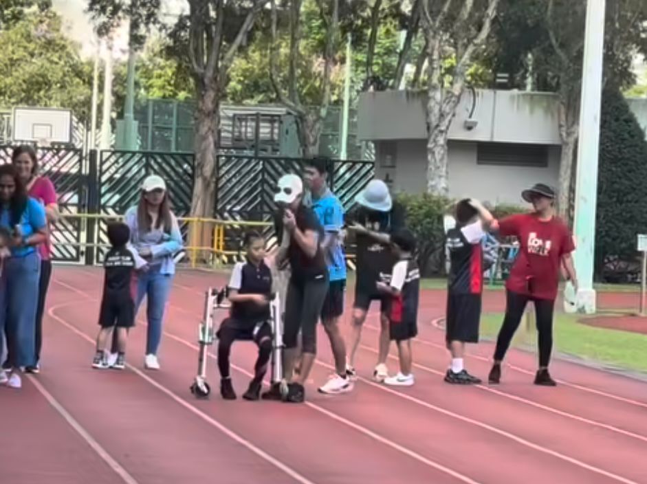 钟丽淇10月中曾分享Isabella 参加学校运动会时的短片，片中见Isabella从坐行支架站起来。
