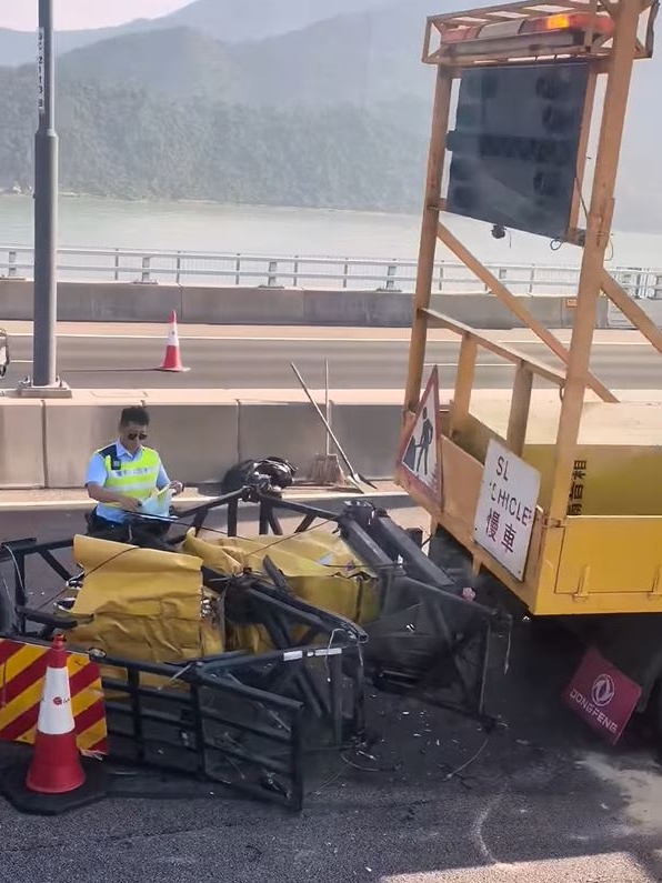 事發時箭嘴車沒有司機乘客，亦無其他修路工人受傷。FB：Patrick Chan@港車北上自駕遊同樂會