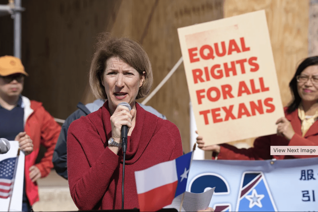 德克萨斯州众议员 Vikki Goodwin 于 2023 年 1 月 29 日在奥斯汀的德克萨斯州议会大厦举行的集会上发表讲话。