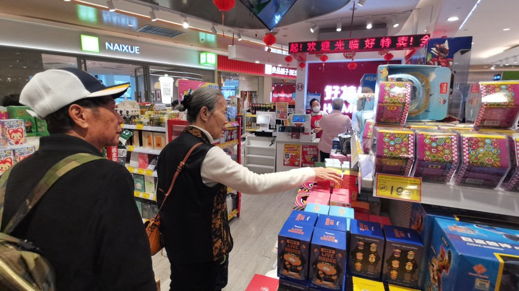 高女士在深圳東門的特價超市「掃貨」。 黃少君攝
