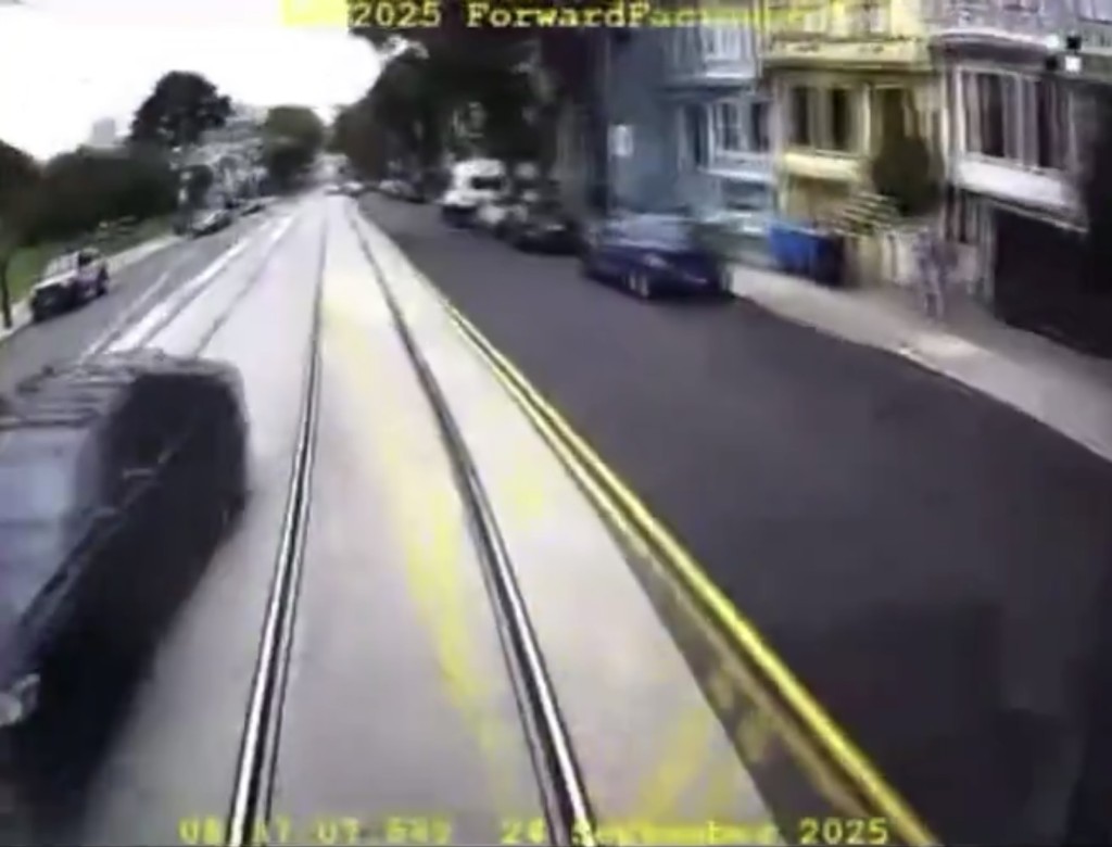 列车还跟一辆汽车擦身而过，险些撞上。 SFMTA