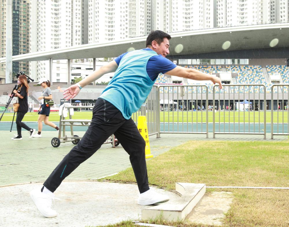 歐瑞偉參加推鉛球比賽,出盡全力。