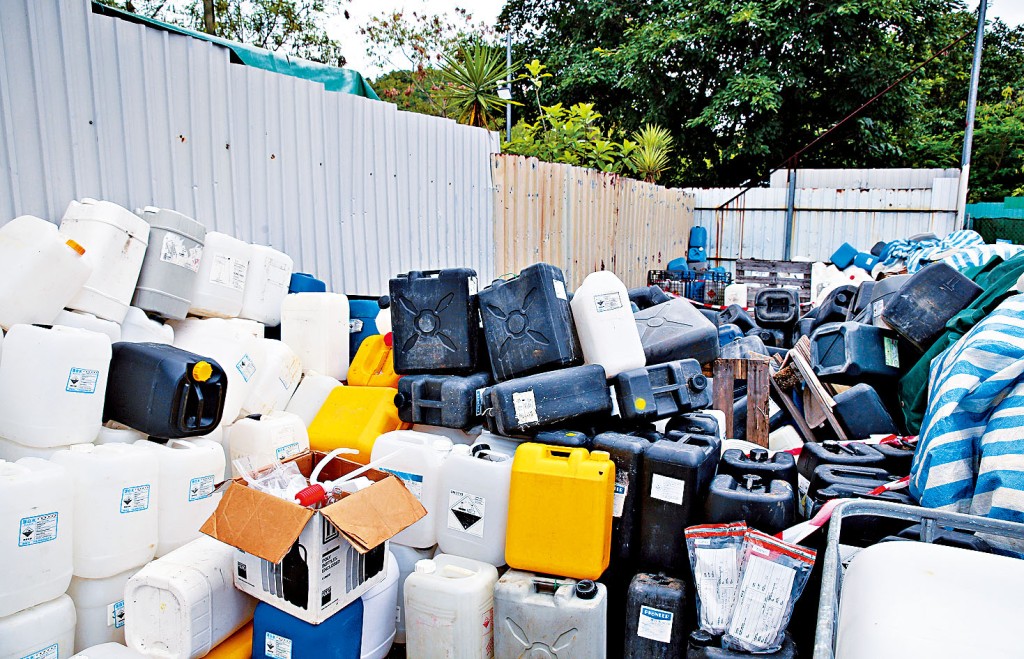 消防处突击巡查三家化工原料店，检获二十八吨不同种类危险品。