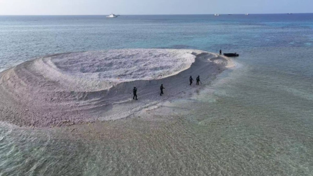 中國海警此前登上鐵線礁。環球時報