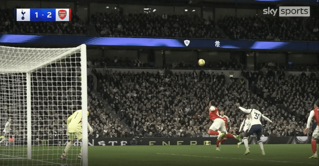 加比尔倒地动作有点夸张。影片截图