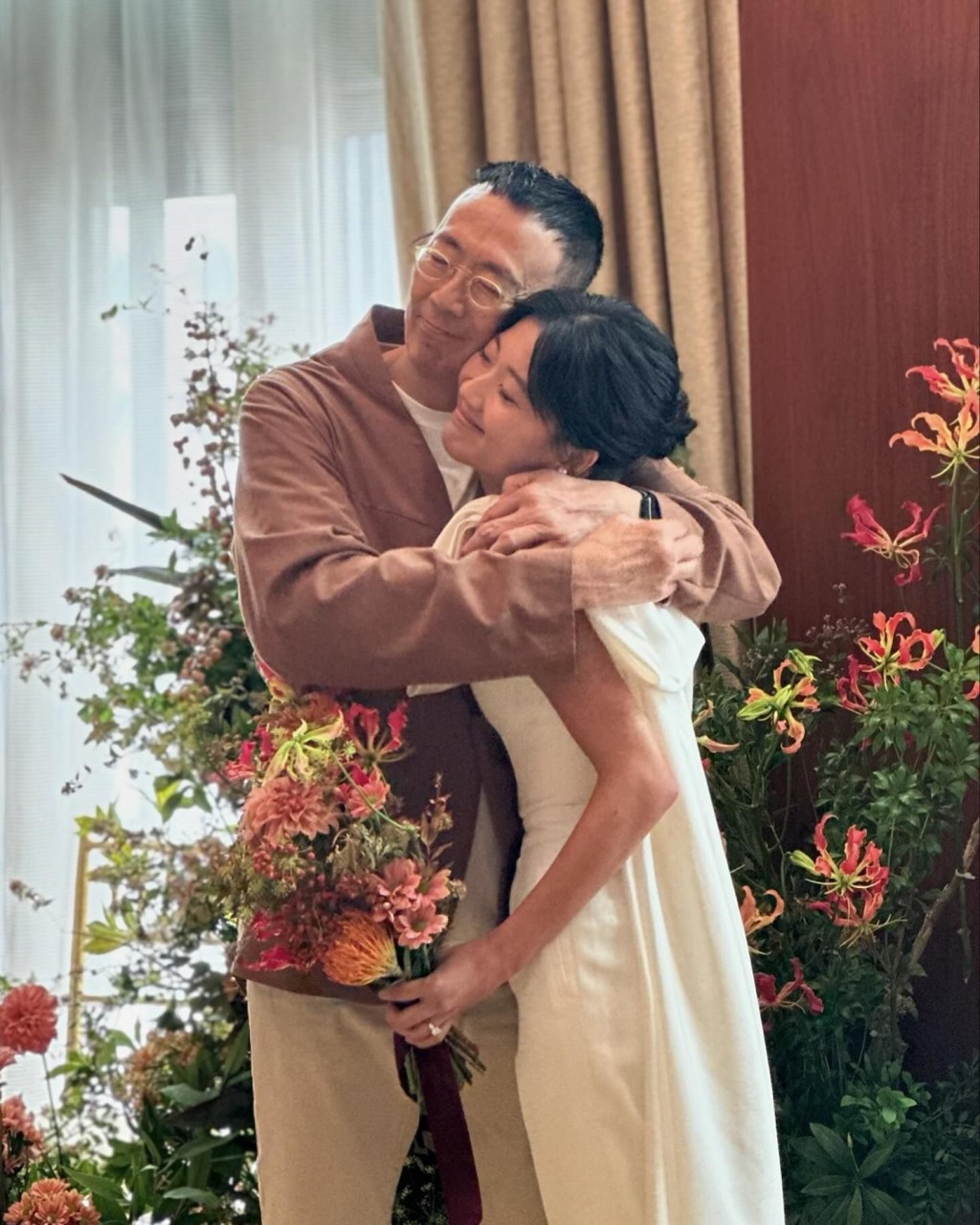 鄭瑤之後亦同樣在IG上載兩張結婚當日的照片，首先是與爸爸面貼面閉目微笑。