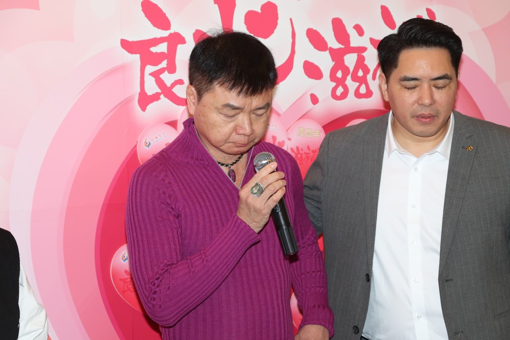艾威說:「我做得好好,太太仲叻過我,佢心理質素比我更好,但有時佢太樂觀(病情)唔上心,我一路擔心好多年,而家都發生咗。」 艾威說:「我做得好好,太太仲叻過我,佢心理質素比我更好,但有時佢太樂觀(病情)唔上心,我一路擔心好多年,而家都發生咗。」