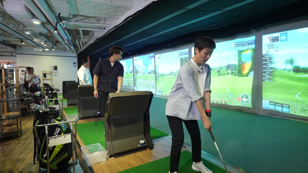 陈浚霆带江美仪同麦包打室内Golf 。