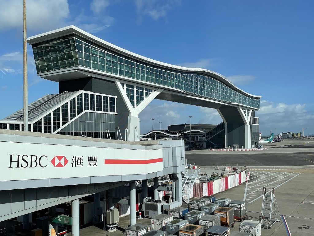 2022年赤鱲角國際機場天際走廊，旅客站在走廊停機坪可一目了然。機管局