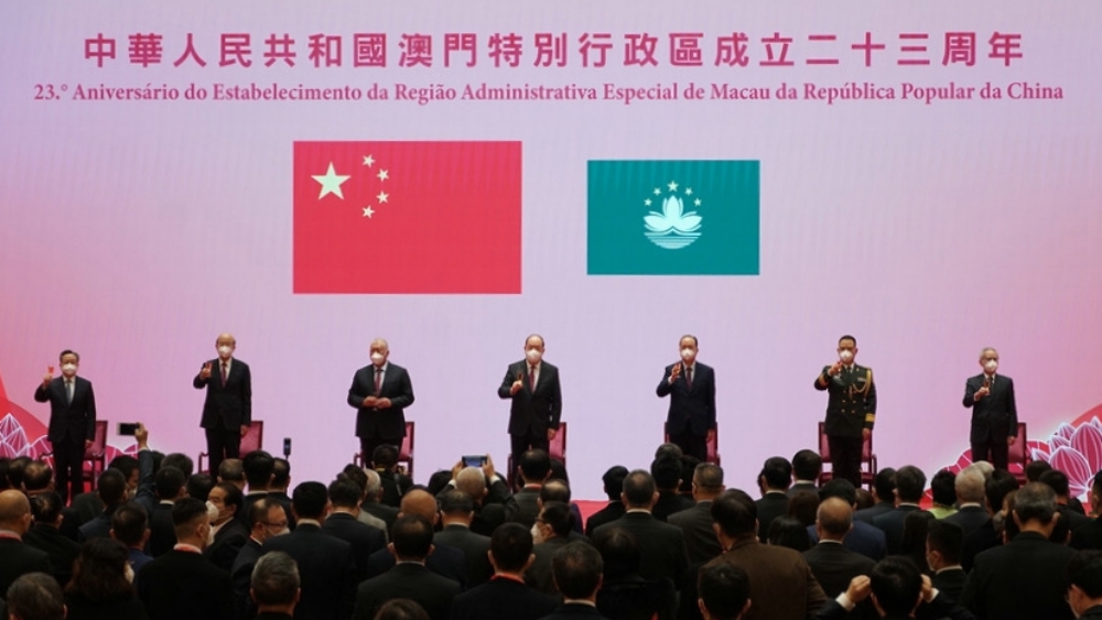 贺一诚、全国政协副主席何厚铧、澳门中联办主任郑新聪、外交部驻澳特派员刘显法、驻澳门部队副司令员戴劲松、立法会主席高开贤、终审法院院长岑浩辉主礼。。新闻局影片撷图