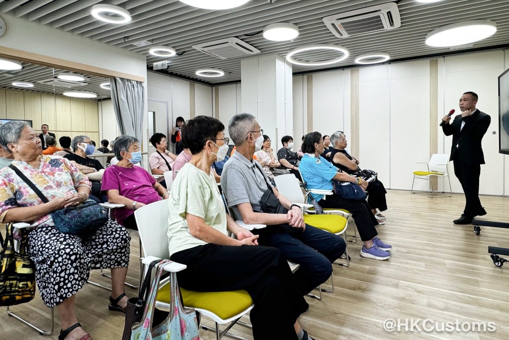 近月，海關人員深入社區，走訪多個地區的長者中心。海關FB