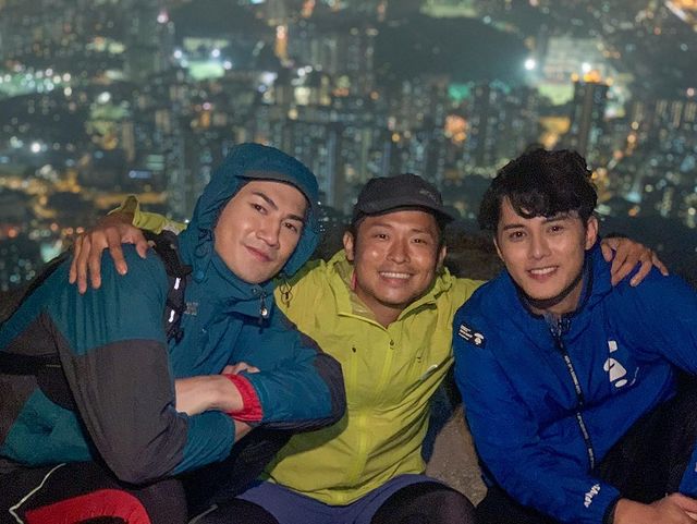 奶仔、何廣沛和郭子豪三人因劇結緣，亦曾在奶仔主持的《野外步出》挑戰獅子山。