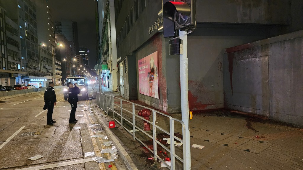 觀塘巧明街一座工廈外牆被淋紅油，警員在現場進行調查。黎志偉攝