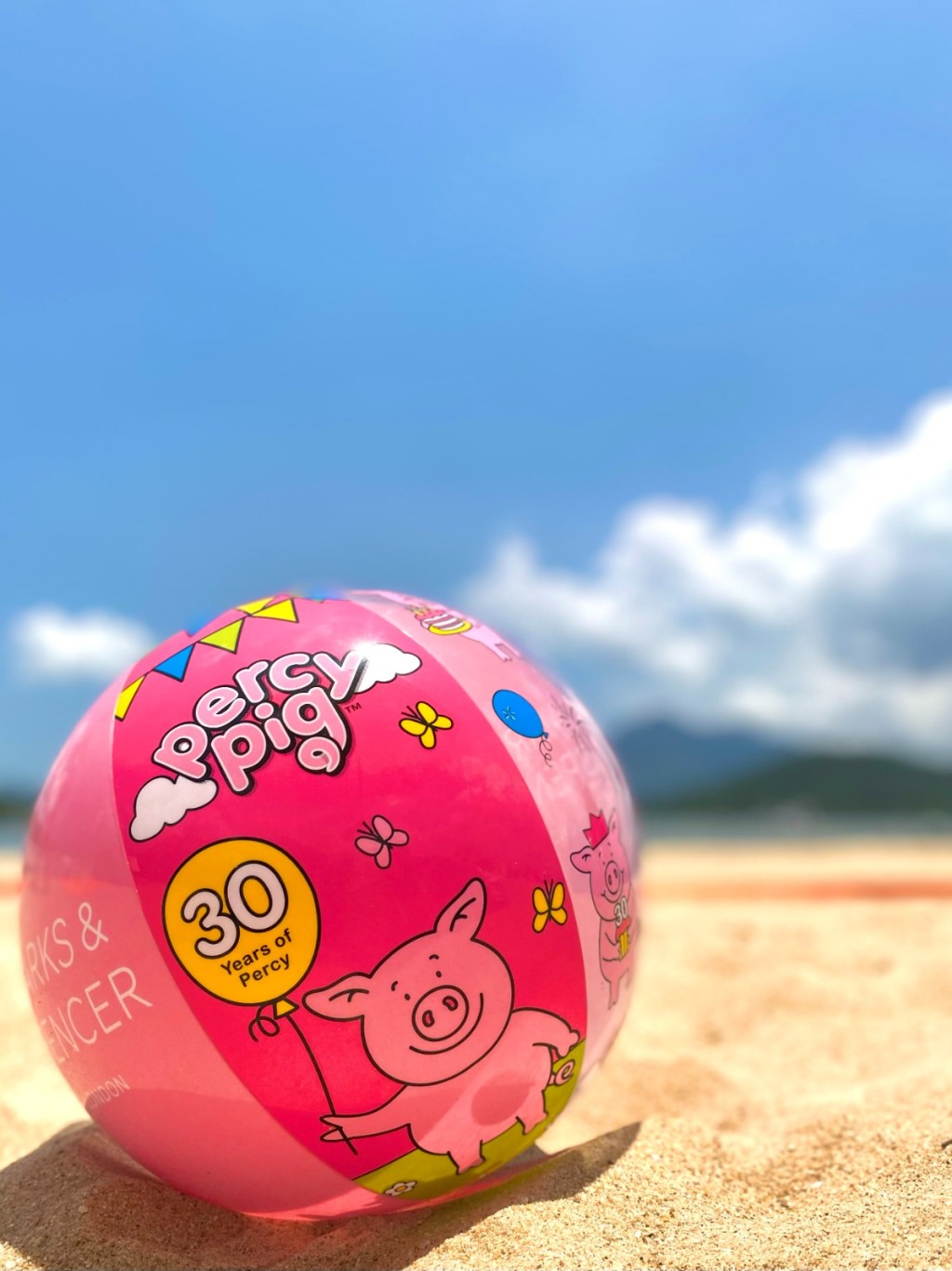 M&S會員在八月底前的每個周末，於M&S購物滿$330可獲贈價值$90的限量版Percy小豬沙灘球一個。