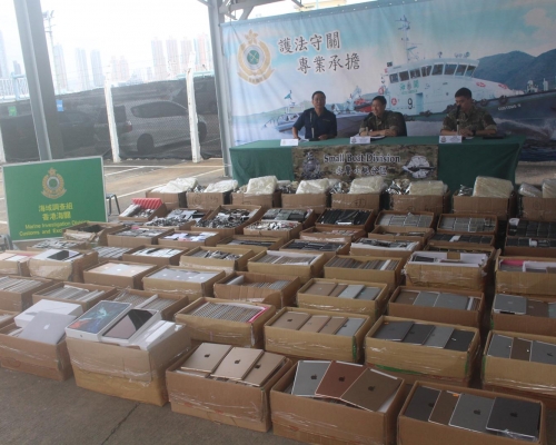 水警聯同海關檢520萬元燕窩電子產品。實習記者李志榮攝