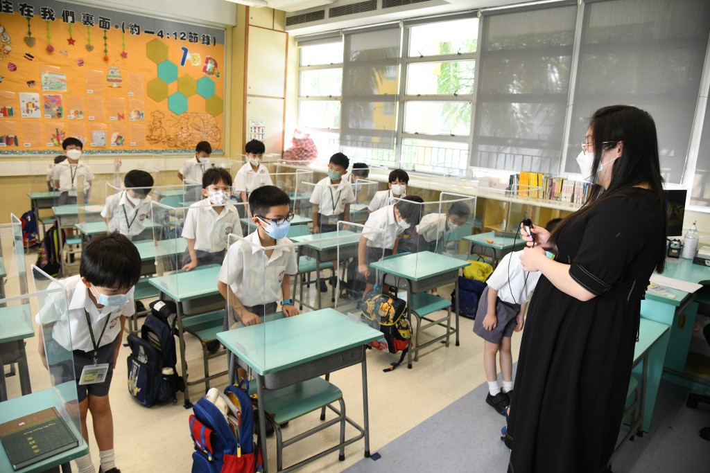 要说这两年初小「英华仔」与以往的差异，陈美娟指，学生须较长时间学习课堂规矩；而学期末第三次考试亦有读卷，帮助学生适应考试模式。