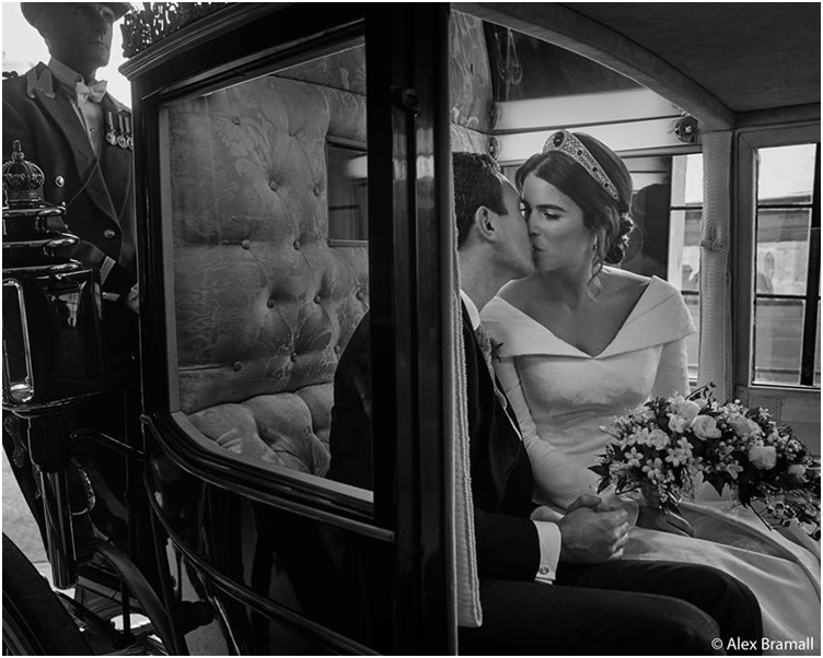 两人坐在马车上深情一吻。皇室fb