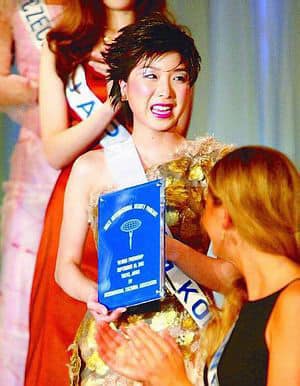 Cathy曾代表香港到日本參加國際小姐，並贏得國際友誼小姐殊榮。