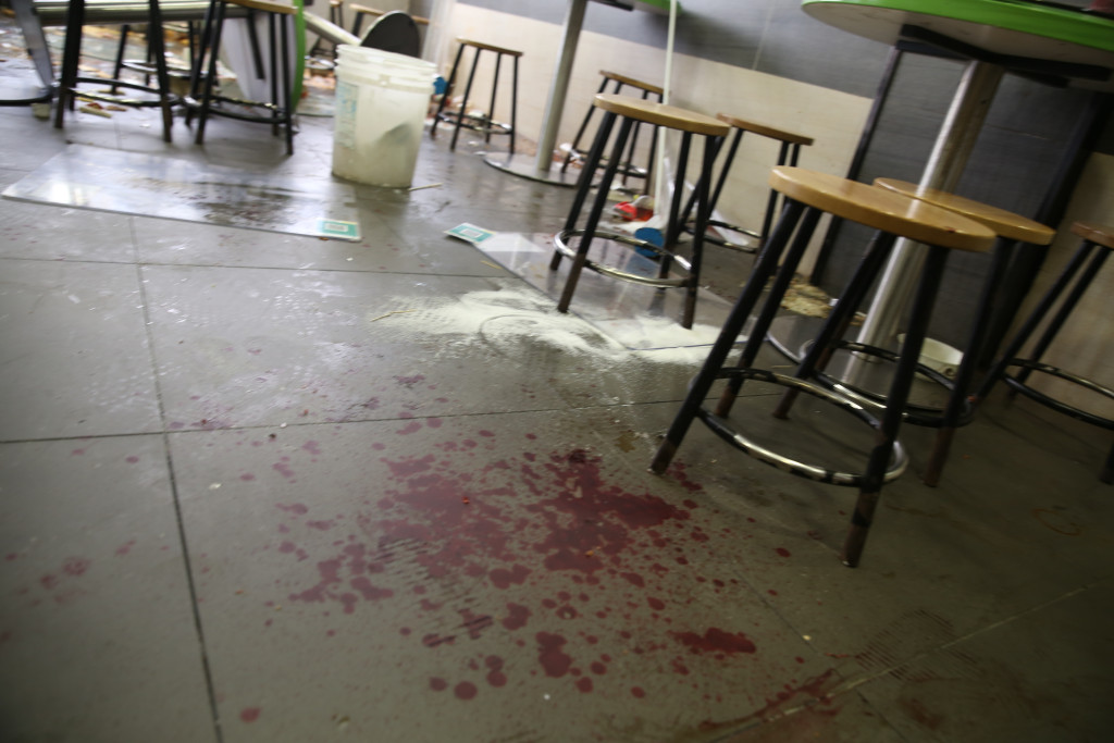 元朗永顺食店上月8日发生斩人血案，现场遗下大滩血迹。(资料图片)