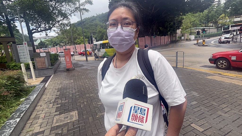 一名女士在場獻花,表示是死者同事。 一名女士在場獻花,表示是死者同事。