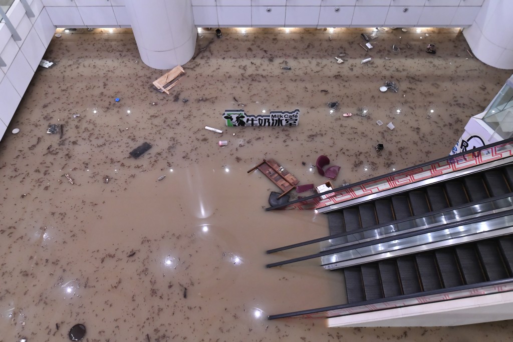 黃大仙商場發生嚴重水浸淹沒一層樓。資料圖片