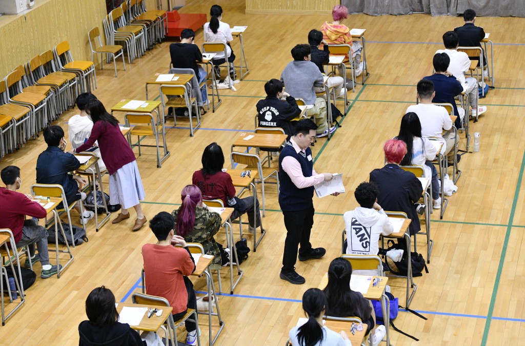 考评局称，首届公民科文凭试共有45099人报考，当中42889人为学校考生。