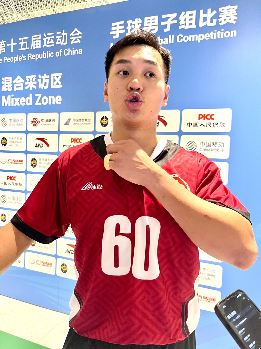 下半場改穿隊友兼好友劉健斌的60號球衣。徐嘉華攝