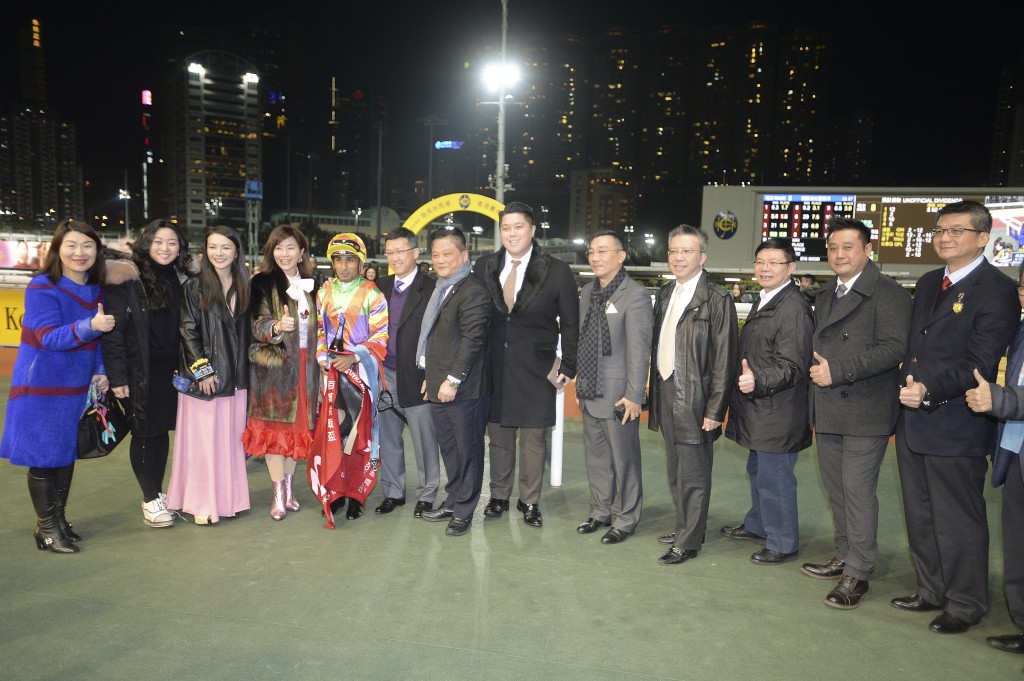葉太（左四）2018年贏馬，除了老公葉俊亨（左七）和囝囝葉韋彤（左八），兒子女友JW也有一同拉頭馬。