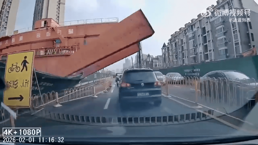 武漢地鐵工地龍門吊倒塌，砸中路過車輛。 車CAM畫面