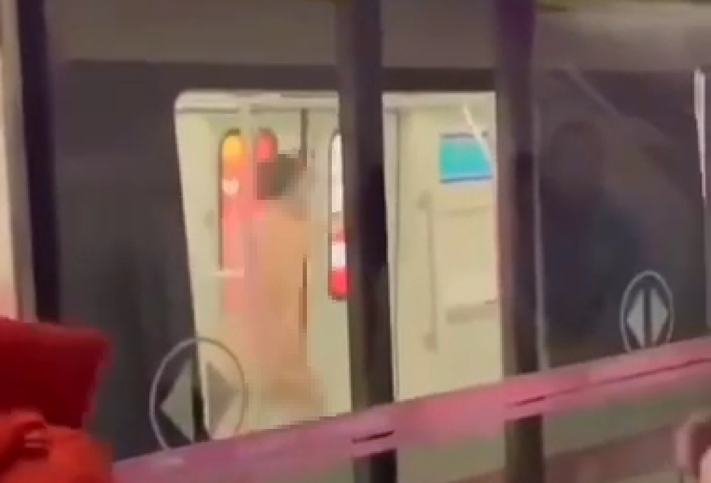 武汉地铁车厢一男子突然脱衣裸奔。