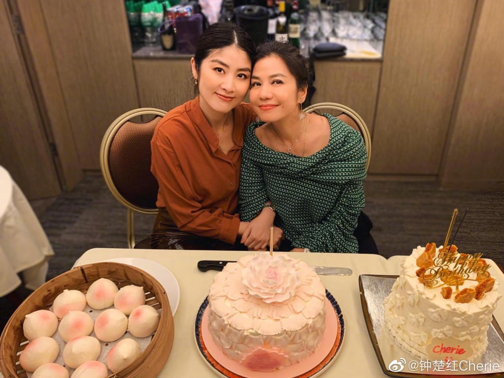 同紅姑慶祝60歲生日。