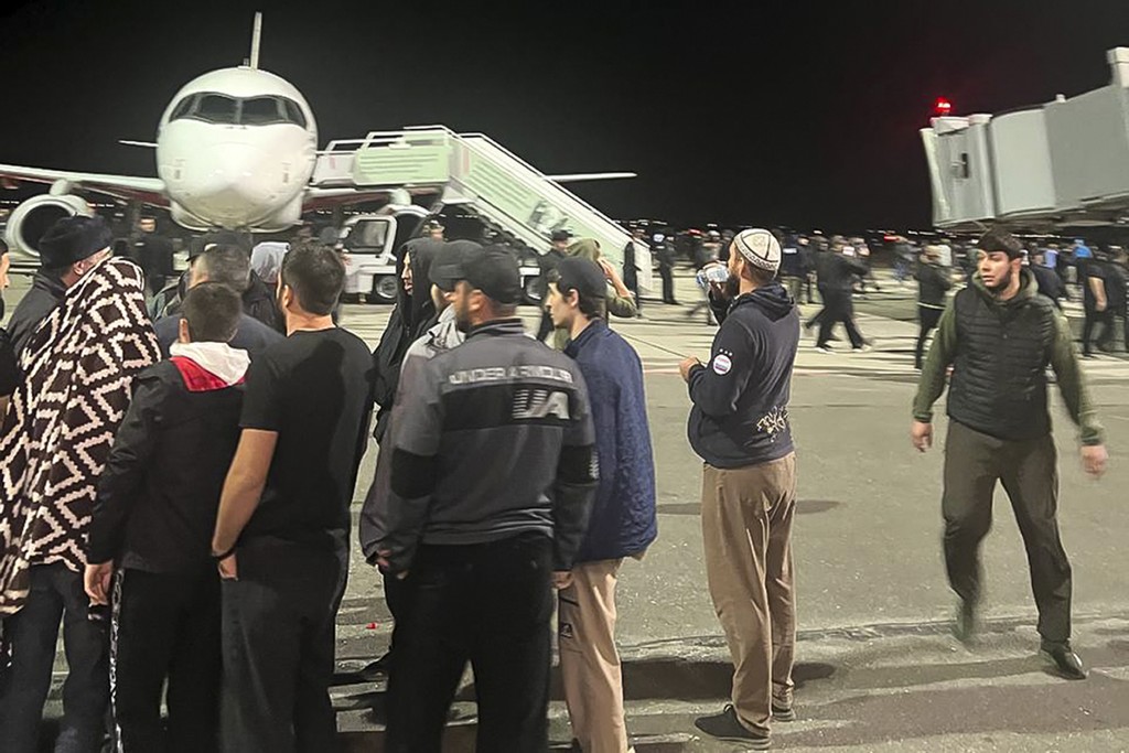 闯入机场跑道的示威者高喊反犹太口号。美联社