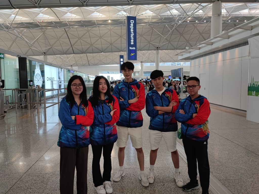 港隊成員從香港機場出發，飛赴希臘參加第六屆國際經濟奧林匹克比賽。