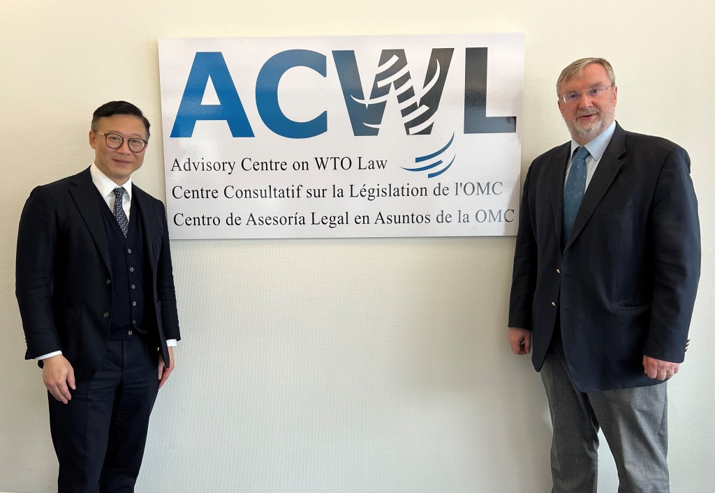 律政司副司長張國鈞（左）於8日（日內瓦時間）在瑞士日內瓦與世貿法律支援中心行政總裁Niall Meagher（右）會面。律政司提供