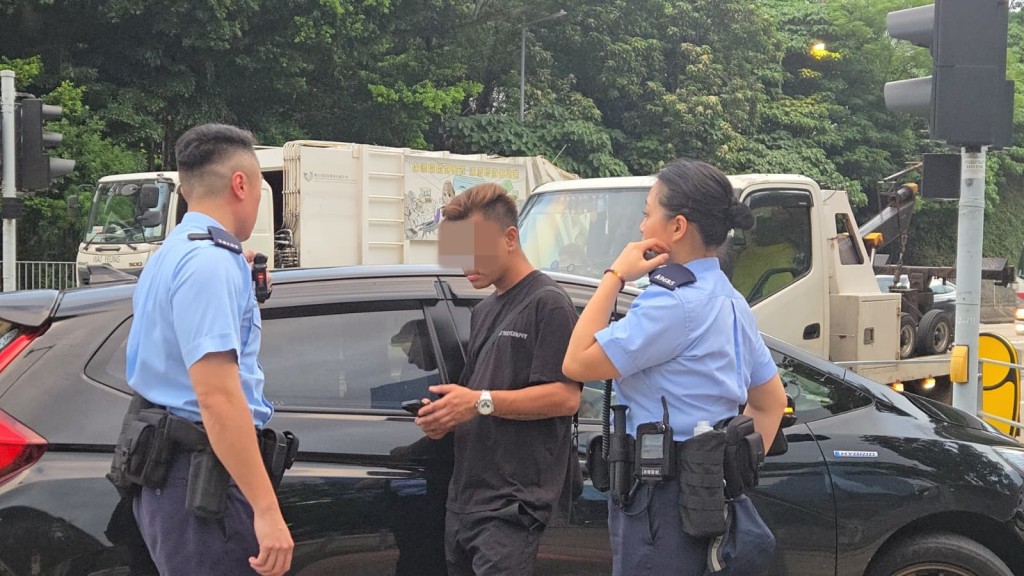 男司機未能通話酒精呼氣測試,涉嫌酒後駕駛被捕。黎志偉攝 男司機未能通話酒精呼氣測試,涉嫌酒後駕駛被捕。黎志偉攝
