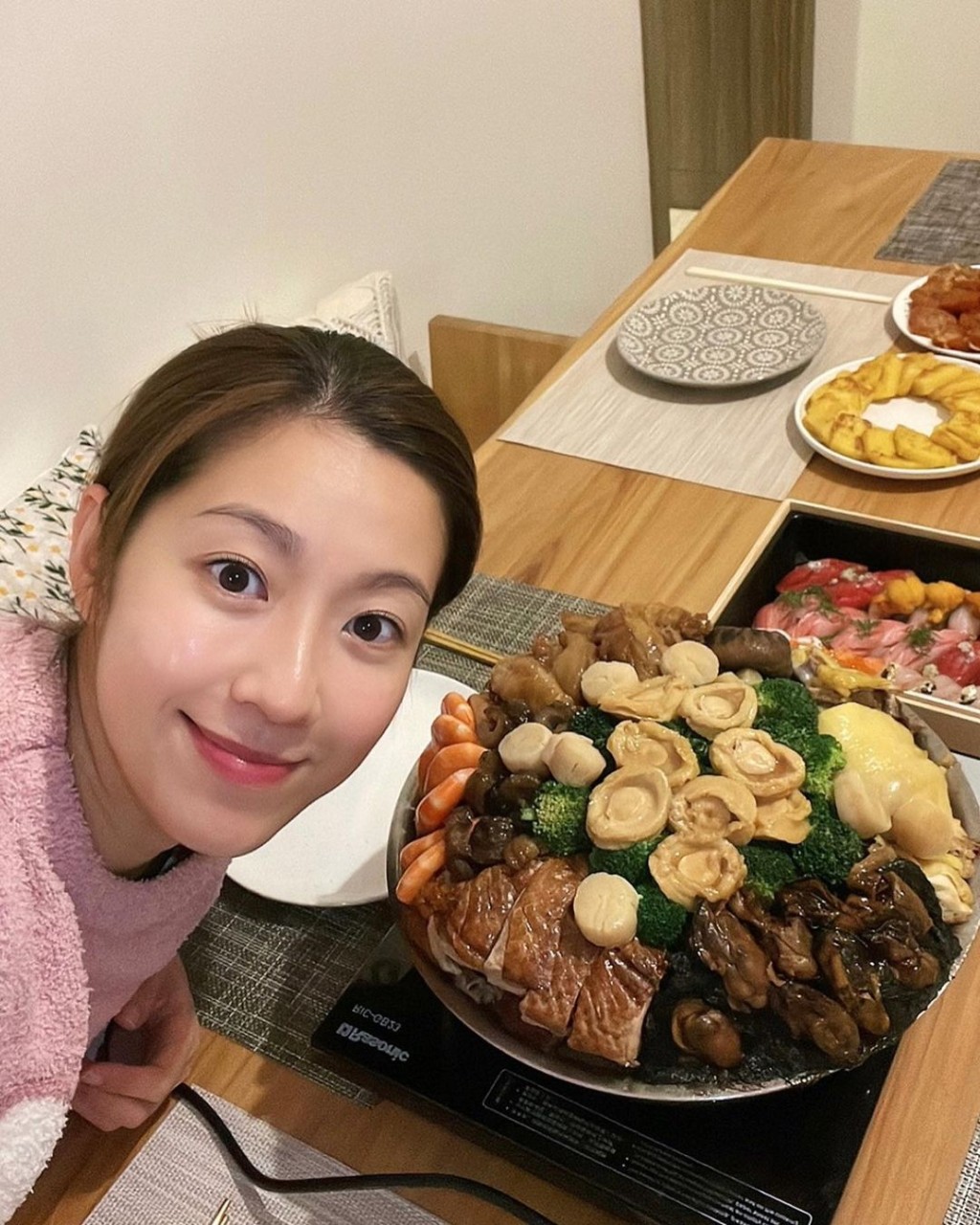 陳自瑤早前於IG分享吃團年飯的影片，可見她只拍美食以及自拍。  ​