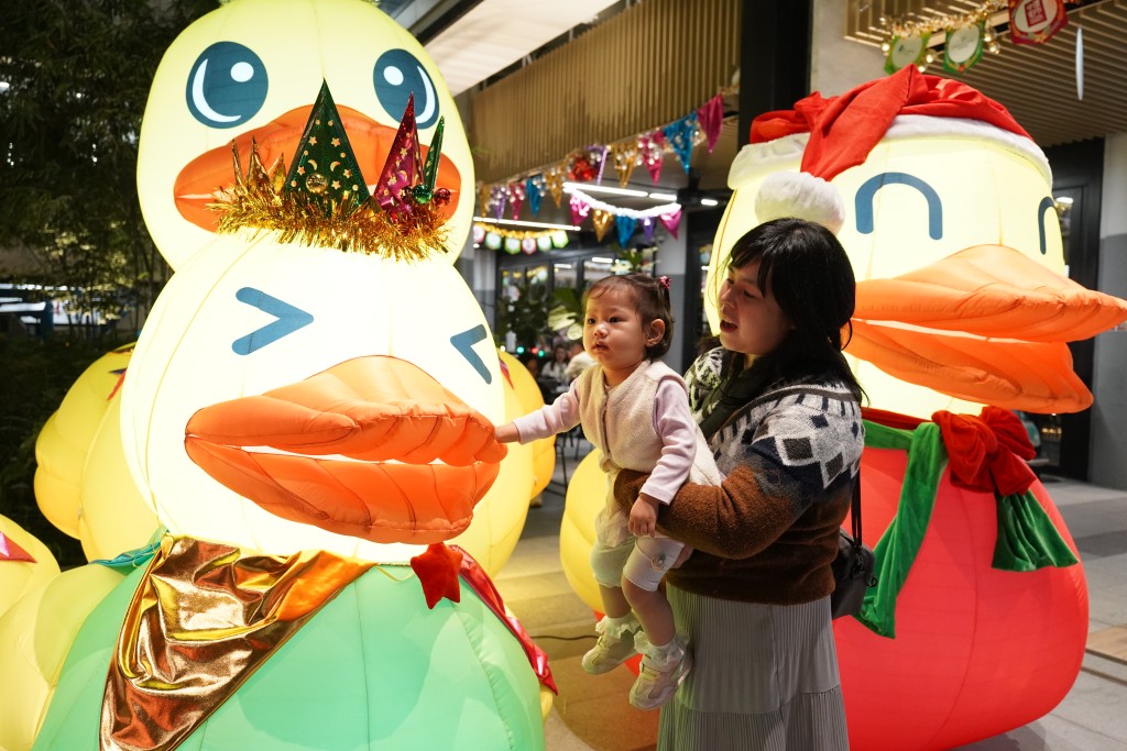 「小黃鴨」跨媒體展覧今天中環街市揭幕。葉偉豪攝